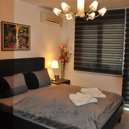 City Apartment Varna شقة *